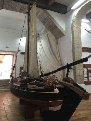 Tradičním řemeslem bylo rybářství, a proto také najdeme tuto repliku lodi v Museo do Pobo Galego. Santiago de Compostela, 12. 9.